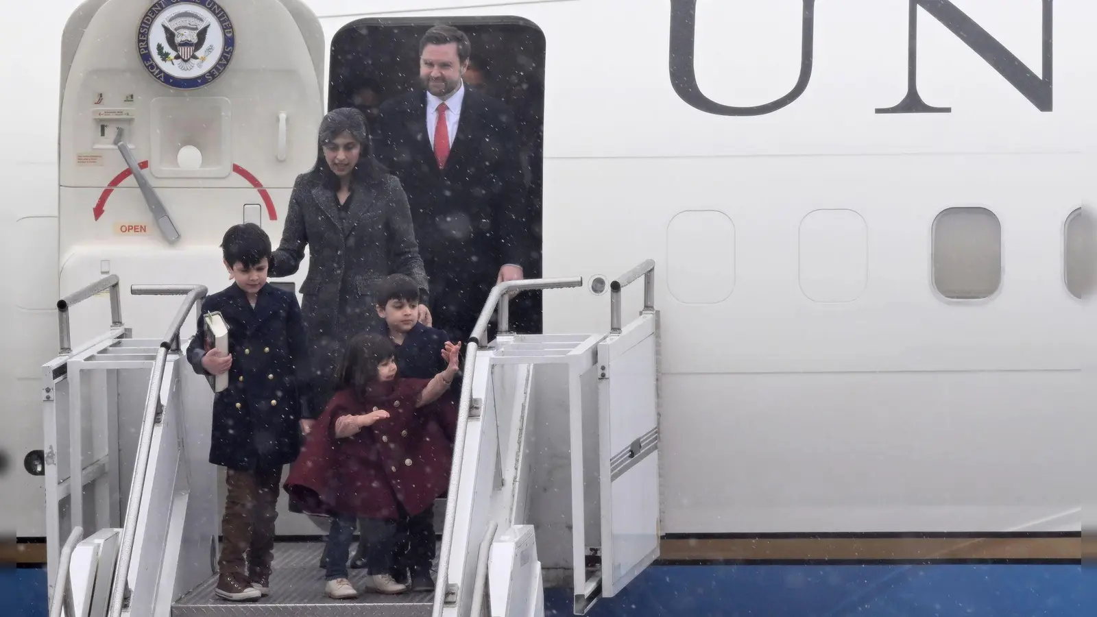 Prominenter Gast: Der US-Vizepräsident ist in München gelandet. (Foto: Felix Hörhager/dpa)