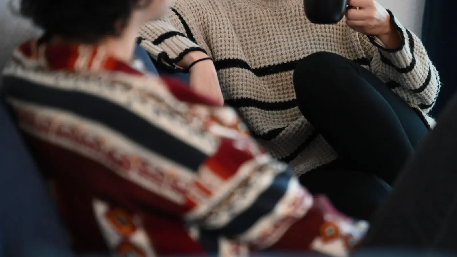 Ehrliches Interesse zeigen, sich Floskeln und Ratschläge verkneifen: Das ist im Umgang mit krebskranken Menschen wichtig.  (Foto: Alicia Windzio/dpa/dpa-tmn)
