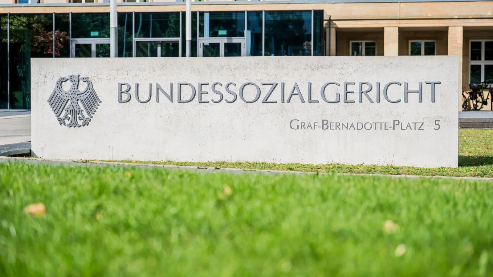 Nach der Entscheidung des Bundessozialgerichts muss das Landessozialgericht nun genauer prüfen, welche psychischen Belastungen Leichenumbetter und Feuerwehrleute erleben. (Archivbild) (Foto: Andreas Arnold/dpa)