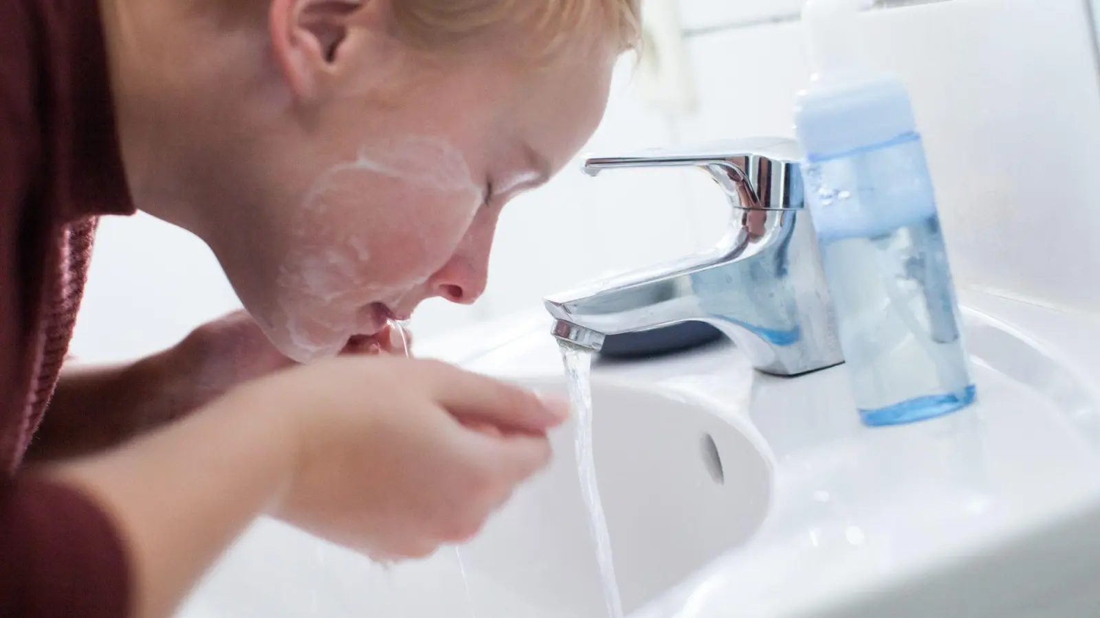 Die Haut zweimal am Tag mit sanften Produkten reinigen und pflegen: Wer das tut, tut viel, um Pickeln vorzubeugen - auch wenn es keine Garantie für reine Haut gibt.  (Foto: Christin Klose/dpa-tmn)