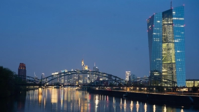 Das Gebäude der Europäischen Zentralbank in Frankfurt/Main. Nach dem jüngsten Zinsentscheid der US-Notenbank gerät die EZB unter Druck. (Foto: Sebastian Gollnow/dpa)