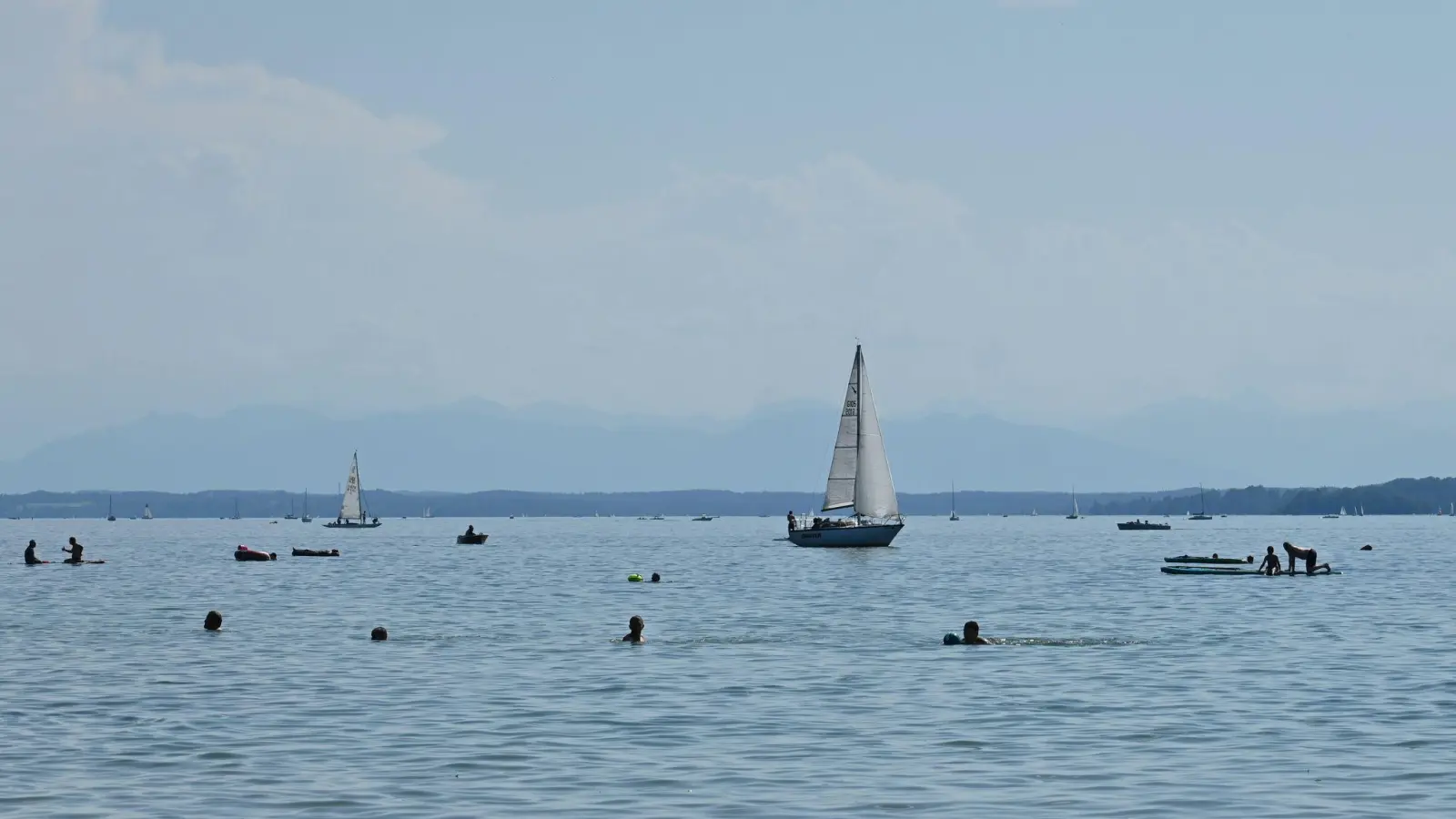 Die höchste Einkommensmillionärsdichte gibt es - manche Klischees entsprechen der Wahrheit - im Landkreis Starnberg. (Archivbild) (Foto: Katrin Requadt/dpa)
