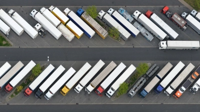 Die EU-Kommission hatte gegen die Lkw-Konzerne wegen verbotener Preisabsprachen Bußgelder von fast vier Milliarden Euro verhängt. (Symbolbild) (Foto: Ralf Hirschberger/dpa-Zentralbild/dpa)