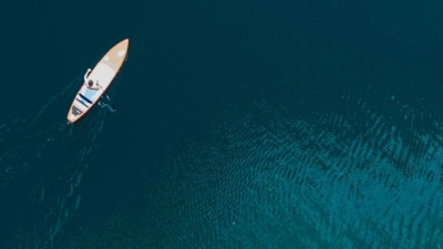 Ein Mann und eine Frau genießen das schöne Wetter mit ihren SUPs (Stand up Paddle Boards) auf dem Langwieder See. (Foto: Sven Hoppe/dpa/Archivbild)