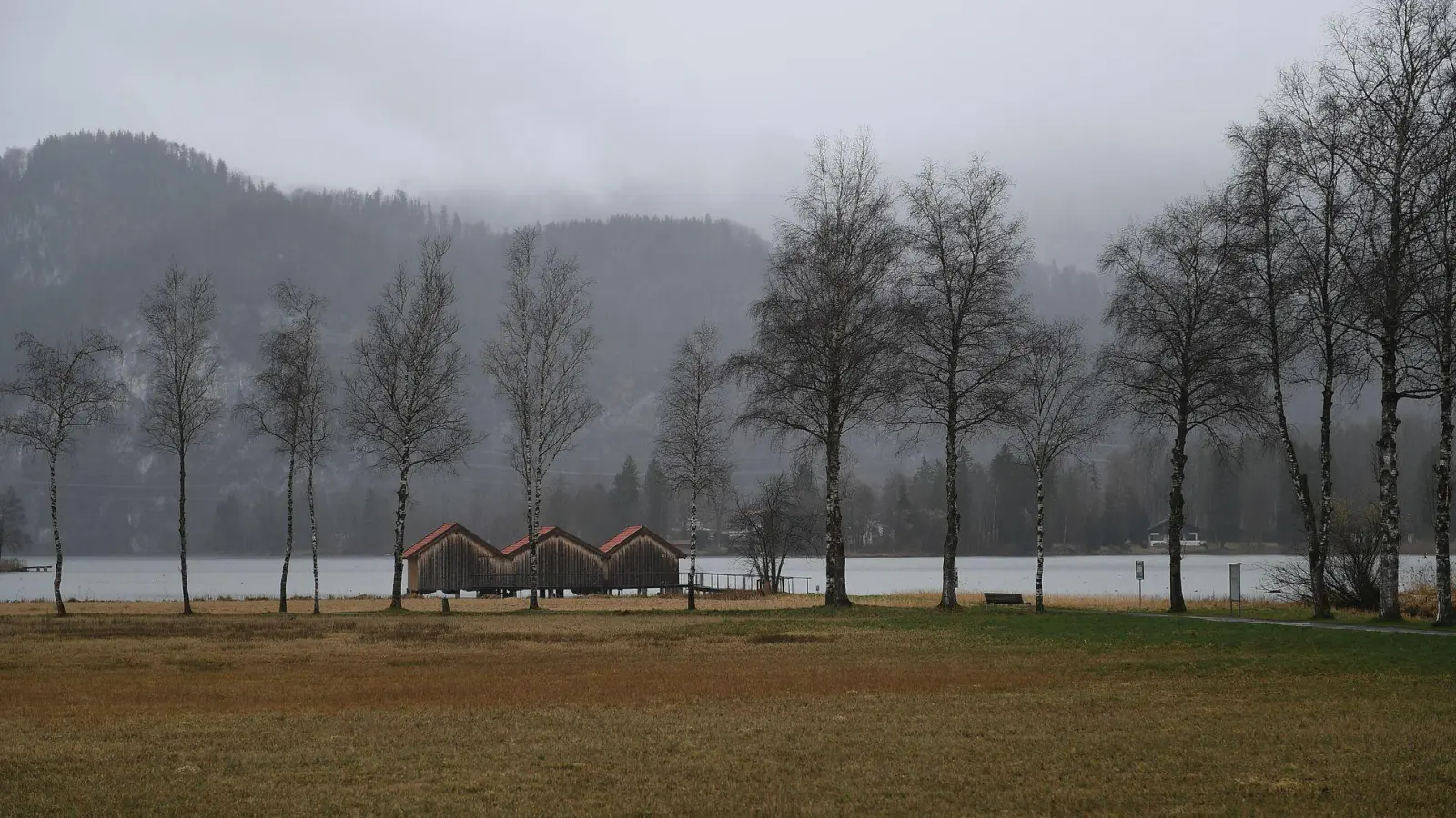 Trübe Aussichten: In Bayern werden Wolken und Regen erwartet - und in höheren Lagen Schnee. (Foto: Felix Hörhager/dpa)