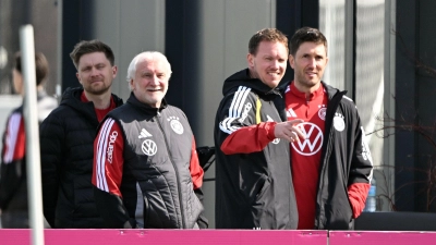 Rudi Völler (l.) und Julian Nagelsmann (2.v.r.) schauen auf den Trainingsplatz.  (Foto: Federico Gambarini/dpa)