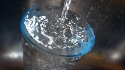 Angesichts der Hitze verbrauchen die Münchnerinnen und Münchner derzeit deutlich mehr Trinkwasser. (Symbolbild) (Foto: Karl-Josef Hildenbrand/dpa)