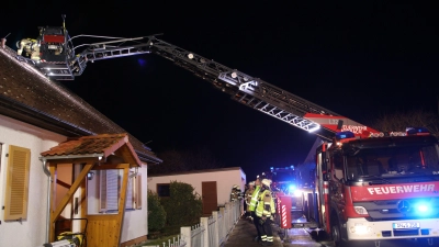 Zu einem Zimmerbrand ist es am Donnerstagabend im Ansbacher Ortsteil Brodswinden gekommen. (Foto: NEWS5 / Markus Zahn)