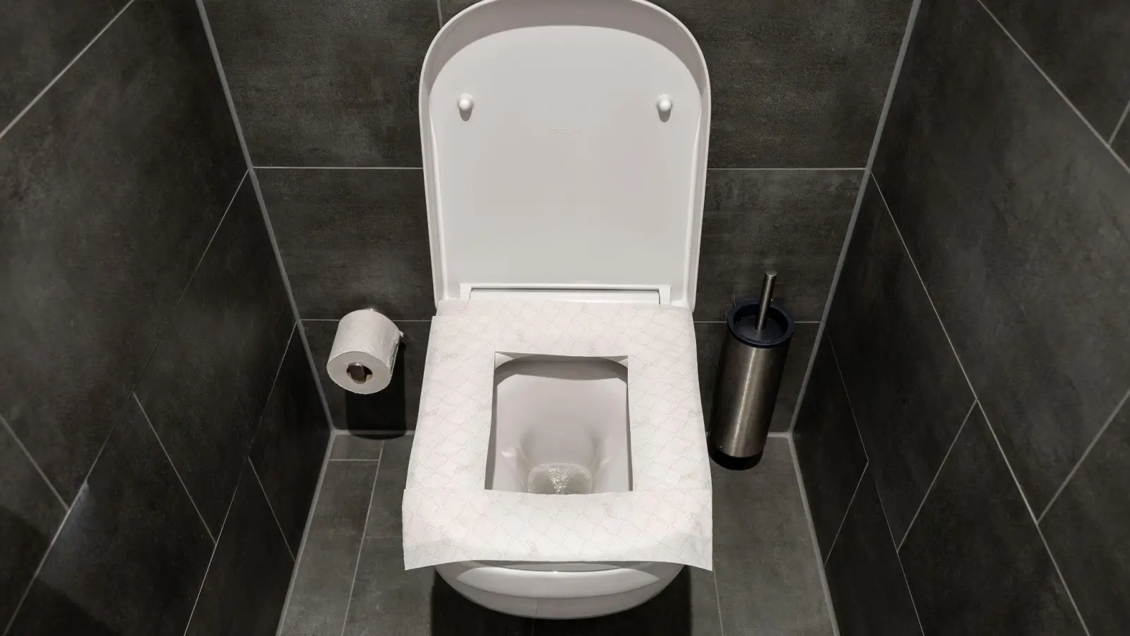 Kann nach hinten losgehen: Die Klobrille mit Toilettenpapier auszulegen, ist keine gute Idee, sagt ein Hygiene-Professor.  (Foto: Nico Tapia/dpa-tmn)