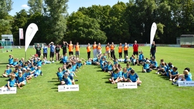 Die in Gruppen aufgeteilten Mannschaften des Fußballcamps mit (in der hinteren Reihe) den Lehrern, den Tutorinnen und Tutoren der Realschule sowie mit dem sportlichen Leiter Hans-Jürgen Brunner (hinten rechts). (Foto: Werner Wenk)