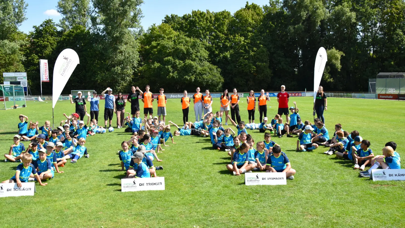 Die in Gruppen aufgeteilten Mannschaften des Fußballcamps mit (in der hinteren Reihe) den Lehrern, den Tutorinnen und Tutoren der Realschule sowie mit dem sportlichen Leiter Hans-Jürgen Brunner (hinten rechts). (Foto: Werner Wenk)