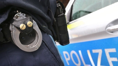 Bei einer Streifenkontrolle nahmen Beamte der Verkehrspolizei Ansbach eine Waffe in Gewahrsam. (Symbolbild: Karl-Josef Hildenbrand/dpa)