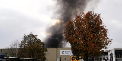 Die Rauchsäule war am 20. Oktober 2024 weit zu sehen. Die beiden Werkschützer, die an diesem Sonntag Dienst hatten und sich im Gebäude aufhielten, bemerkten von dem Brand lange nichts. (Archivbild: Simone Hedler)