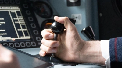 Insbesondere im operativen Bereich sucht die Bahn weiterhin Personal - und stellt nun trotz Krise Tausende Auszubildende ein. (Archivbild) (Foto: Sebastian Kahnert/dpa)