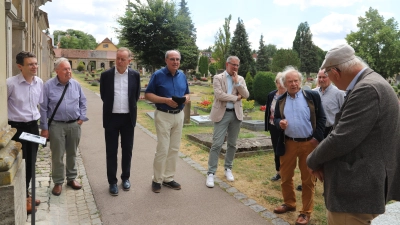 Dr. Manfred Freiherr von Crailsheim (3. von rechts) berichtete an der Gruft über seinen Verwandten Dr. Krafft Graf von Crailsheim, der einst Ministerpräsident war. (Foto: Oliver Herbst)
