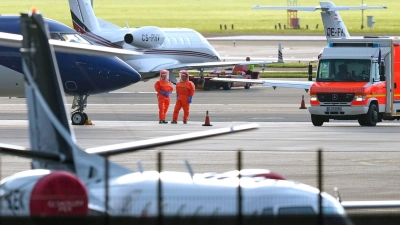 Drei infizierte Passagiere wurden mit zwei Spezialflugzeugen evakuiert. (Foto: Peter Dejong/AP/dpa)