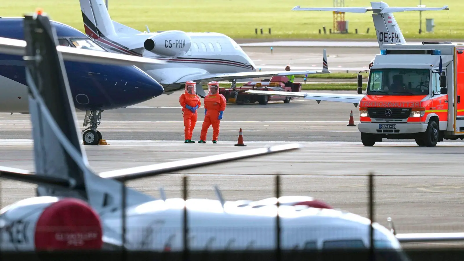 Drei infizierte Passagiere wurden mit zwei Spezialflugzeugen evakuiert. (Foto: Peter Dejong/AP/dpa)