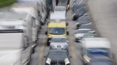 Unbekannte warfen von einer Autobahnbrücke zwischen Rothenburg und Wörnitz einen Gegenstand auf die A7. (Symbolbild: Marcus Brandt/dpa)