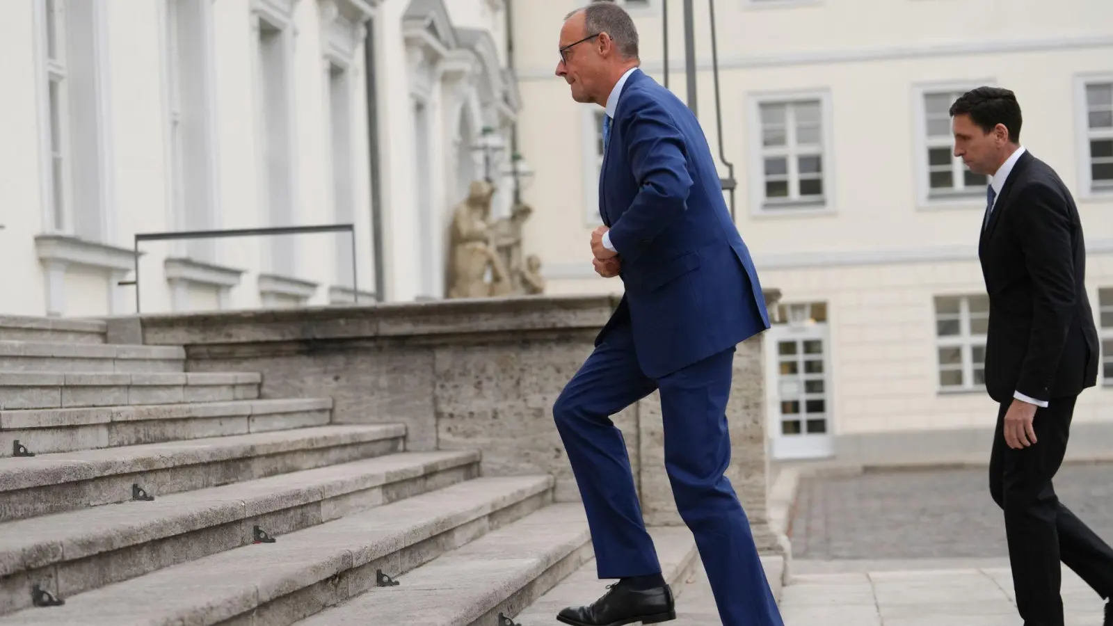 Wie weiter nach dem Bruch der Ampel-Regierung? Unions-Kanzlerkandidat Merz verlangt vom Kanzler schnelle Entscheidungen.  (Foto: Kay Nietfeld/dpa)