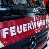 Die Feuerwehr löscht den Brand. (Symbolbild) (Foto: Sven Hoppe/dpa)