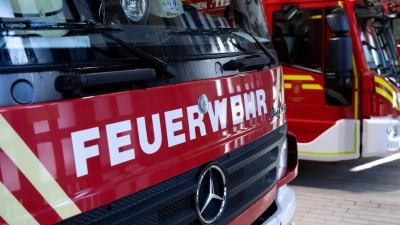 Die Feuerwehr löscht den Brand. (Symbolbild) (Foto: Sven Hoppe/dpa)