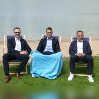 Bei der Wiedereröffnung des Obernzenner Sees haben es sich in Liegestühlen gemütlich gemacht (von links): Landrat Dr. Christian von Dobschütz, Bürgermeister Johannes Weiß und Thomas Keller, Leiter des Wasserwirtschaftsamtes Ansbach. (Foto: Helmut Meixner)