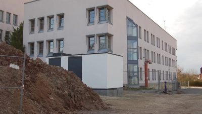 Obwohl die Pläne fürs Landratsamt inzwischen eine Nummer kleiner ausfallen, wird doch neben dem Anbau (Foto) noch einiges anfallen. Im kommenden Jahr werden die Außenbereiche gestaltet. (Foto: Christa Frühwald)