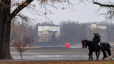 Zwei Reiter der Polizei sind nahe der Fundstelle einer Fliegerbombe in Nürnberg unterwegs.  (Foto: Daniel Karmann/dpa)