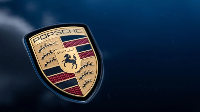 Der Gewinn von Porsche ist im ersten Halbjahr wieder gestiegen. Ein Grund zur Entwarnung ist das aber nicht. (Archvibild) (Foto: Christoph Schmidt/dpa)