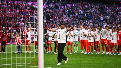 Vincent Kompany geht nach der gewonnenen Meisterschaft aus sich heraus. (Foto: Tom Weller/dpa)