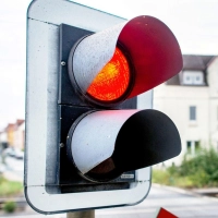 Nach einem Blitzeinschlag bleiben die Schranken an einem Bahnübergang erstmal geschlossen. (Symbolbild) (Foto: Hauke-Christian Dittrich/dpa)