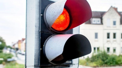 Nach einem Blitzeinschlag bleiben die Schranken an einem Bahnübergang erstmal geschlossen. (Symbolbild) (Foto: Hauke-Christian Dittrich/dpa)
