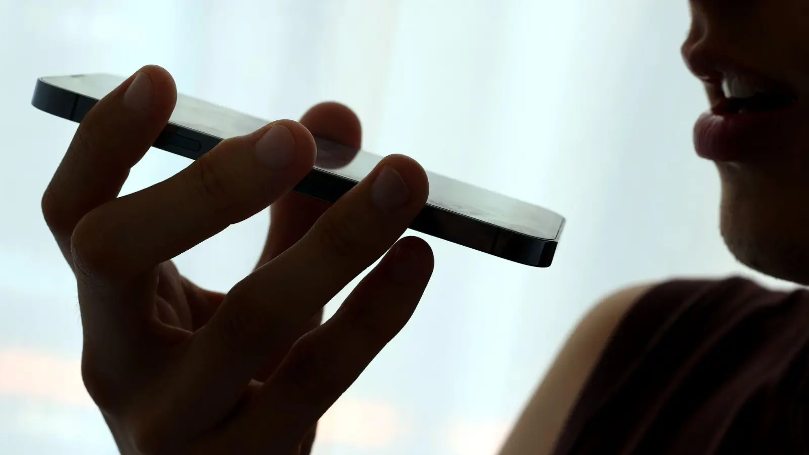 Um die Privatsphäre zu schützen, kann man virtuelle Assistenten sowie Mikrofon-Berechtigungen auch ausstellen. (Foto: Karl-Josef Hildenbrand/dpa/dpa-tmn)
