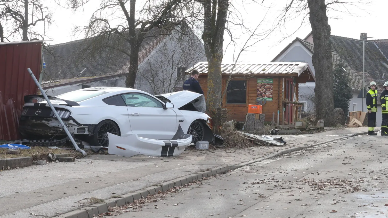 Der Unfall im Ansbacher Ortsteil Kurzendorf hätte noch heftiger ausfallen können: Der Ford Mustang wurde von einem Baum gestoppt, direkt daneben liegt ein regelmäßig frequentierter Hofladen. (Foto: NEWS5 / Markus Zahn)