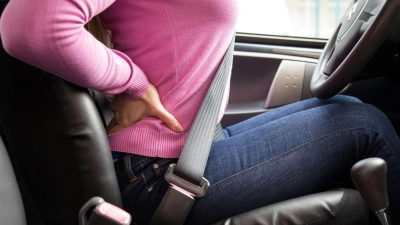 Langes Sitzen im Auto kann Rückenverspannungen und Schmerzen verursachen. (Foto: Christin Klose/dpa-tmn)