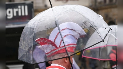 Zu Beginn der „Fünften Jahreszeit“ müssen Menschen in vielen Regionen Deutschlands mit Regen rechnen. (Symbolbild) (Foto: Heiko Rebsch/dpa)