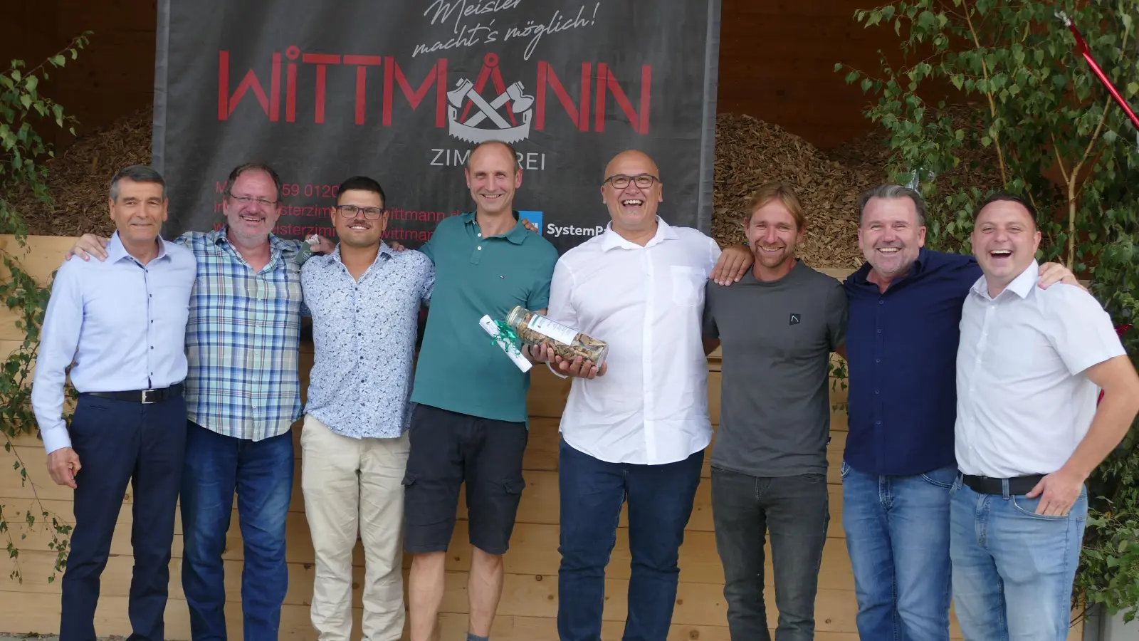Das Planungsteam von „Nahwärmenetz Wiebelsheim“ mit Florian Schäfer (rechts), Stefan Matyssek und Udo Hopfner (Vierter und Fünfter von links) hatte sichtlich Spaß bei der Einweihung. (Foto: Helmut Meixner)