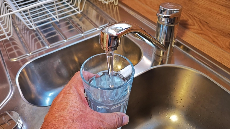 Für viele ist es selbstverständlich, dass sauberes Wasser aus der Trinkleitung kommt. Doch so selbstverständlich ist das gar nicht: Dahinter stehen sehr viel Planerei und teure Investitionen. (Archivbild: Jürgen Binder)