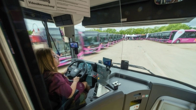 Die Bahn betreibt auch viele Busse - nicht nur für Ersatzverkehr.  (Foto: Andreas Arnold/dpa)
