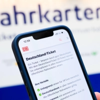 Kommt bald die kleine Schwester des Deutschlandtickets? (lllustration) (Foto: Julian Stratenschulte/dpa)