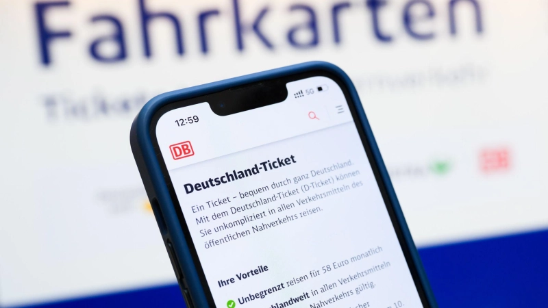 Kommt bald die kleine Schwester des Deutschlandtickets? (lllustration) (Foto: Julian Stratenschulte/dpa)