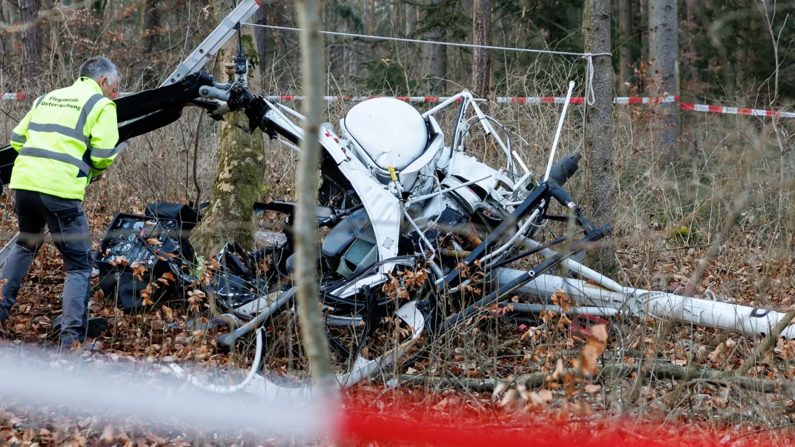 Die beiden Männer waren den Ermittlungen zufolge im Landkreis Neumarkt in der Oberpfalz gestartet. Beim Absturz wurden sie in dem Wrack eingeklemmt. (Archivbild) (Foto: Daniel Karmann/dpa)