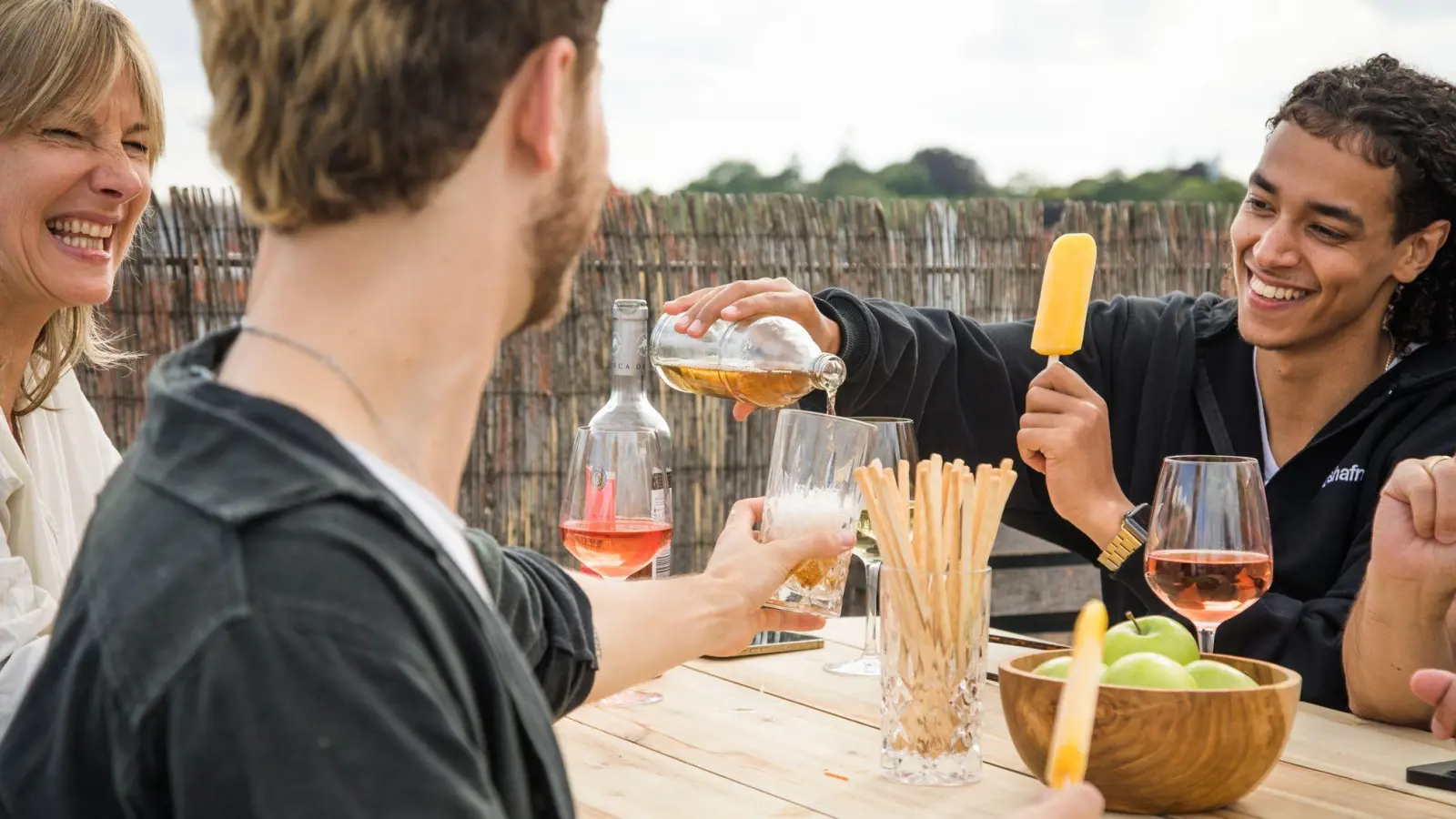 Gedächtnis braucht Gesellschaft: Soziale Kontakte fördern geistige Fitness. (Foto: Christin Klose/dpa-tmn)