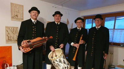 Die neue Besetzung der Windsheimer Sänger und Spielleut&#39; (von links) in ihrer Auftrittskleidung und mit historischen Instrumenten: Klaus Krämer, Jürgen Müller, Hannes Hauptmann und Gerhard Zelzer. (Foto: Anna Franck)