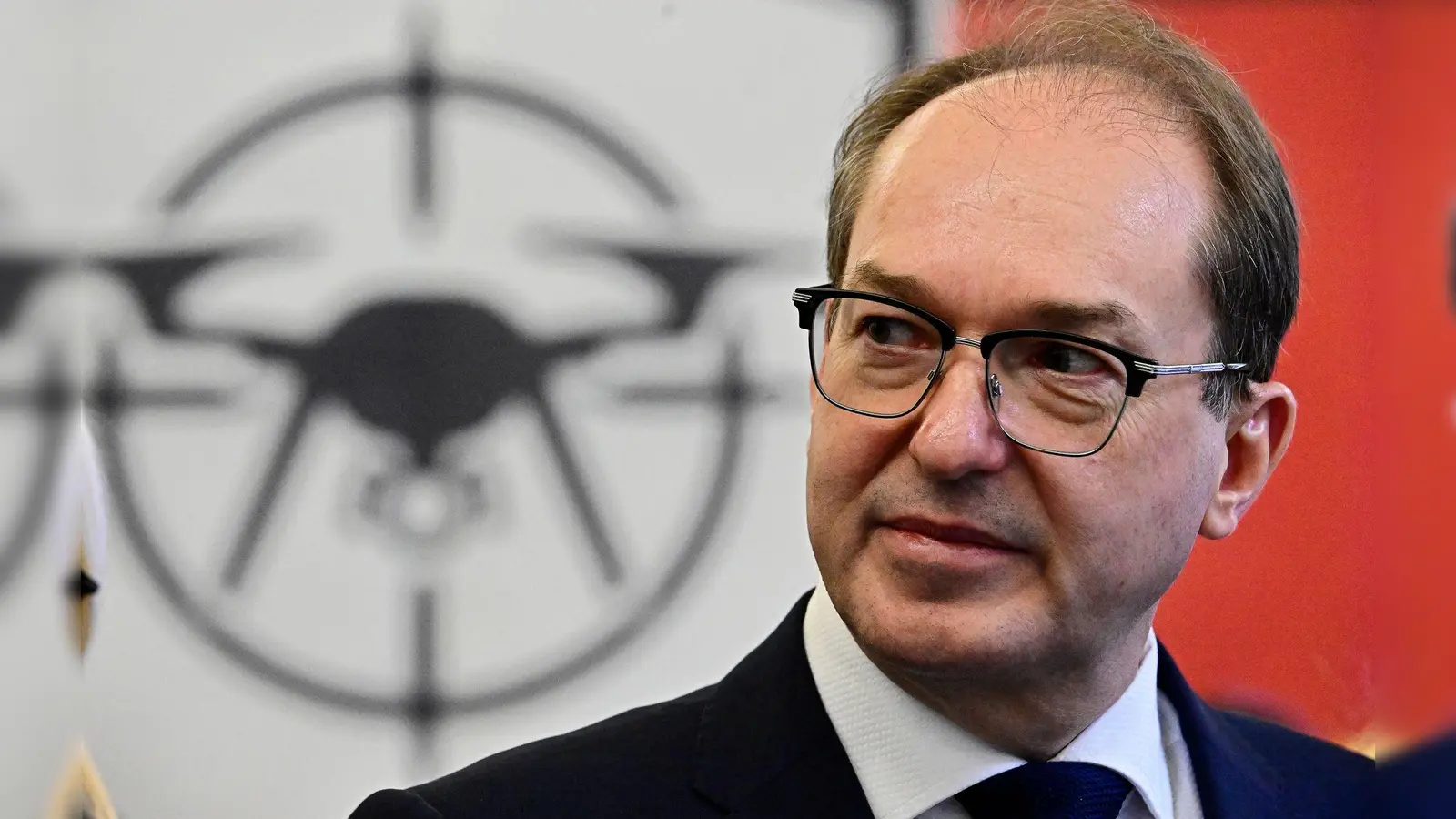 Innenminister Dobrindt dankt der Bundespolizei, die beim Aufbau des neuen Drohnenabwehrzentrums eine wichtige Rolle spielt. (Foto: Tobias Schwarz/AFP Pool/dpa)