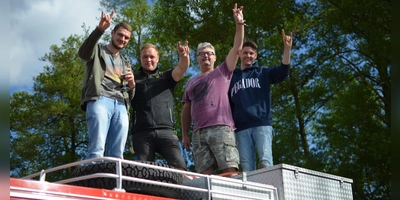 Oben ist die Luft besser: Dieses Grüppchen genießt am Biberttal Open Air die Aussicht vom Feuerwehrtruck der Feuerwehr Merkendorf. (Foto: Yvonne Neckermann)