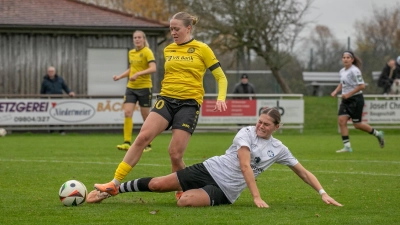 Lea Würth, hier gestört von Wacker-Spielerin Sara Schramm, erzielte einen Treffer für Weinberg. (Foto: Markus Zahn)
