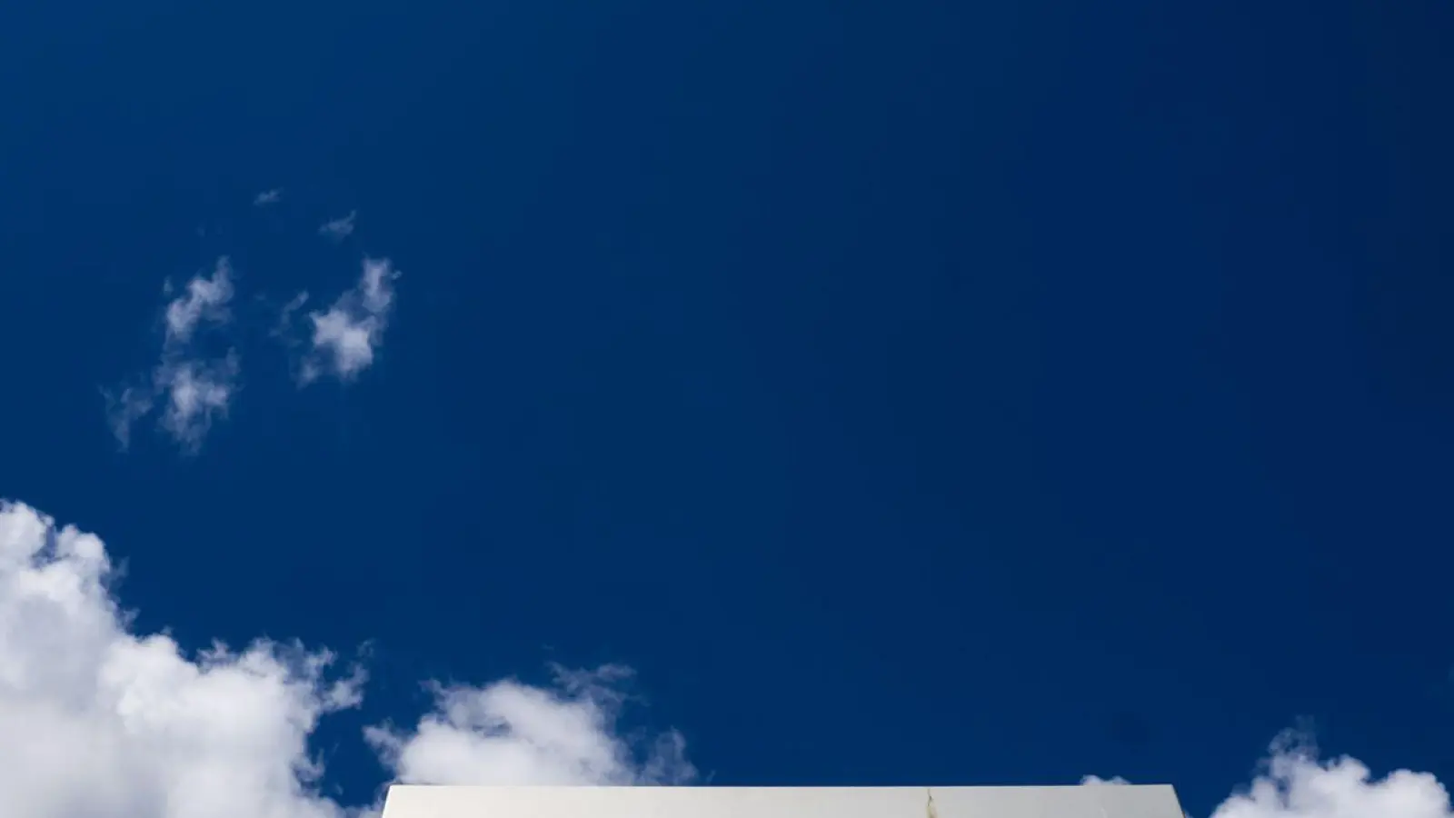 Ein Schild weist den Weg zur Deutschen Rentenversicherung. Arbeitgeber stellen jährlich allen Mitarbeitern eine Bescheinigung über die gezahlten Rentenbeiträge aus. (Foto: Julian Stratenschulte/dpa/dpa-tmn)