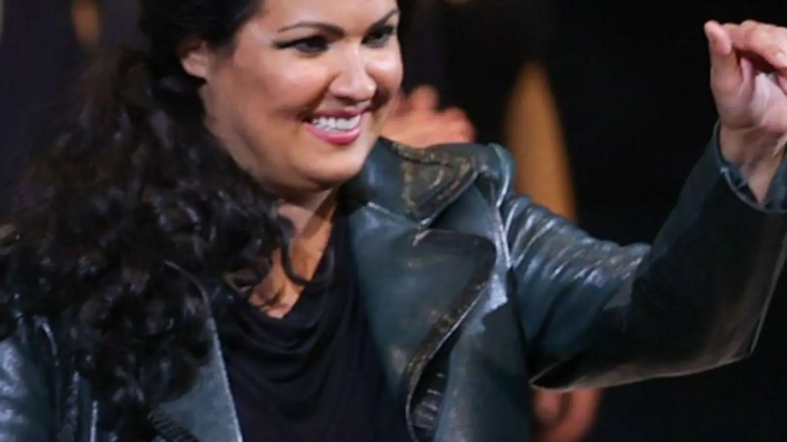 Anna Netrebko steht auf der Bühne. (Foto: Franz Neumayr/APA/dpa/Archivbild)