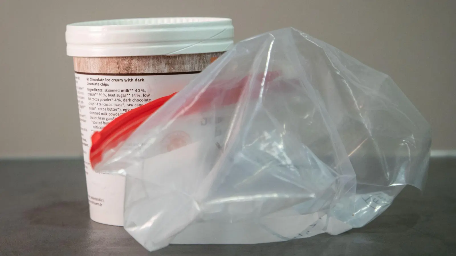 Frisch aus dem Tiefkühler und einfach zu löffeln: Bleibt Eis durch einen Gefrierbeutel cremig? (Foto: Christin Klose/dpa-tmn)